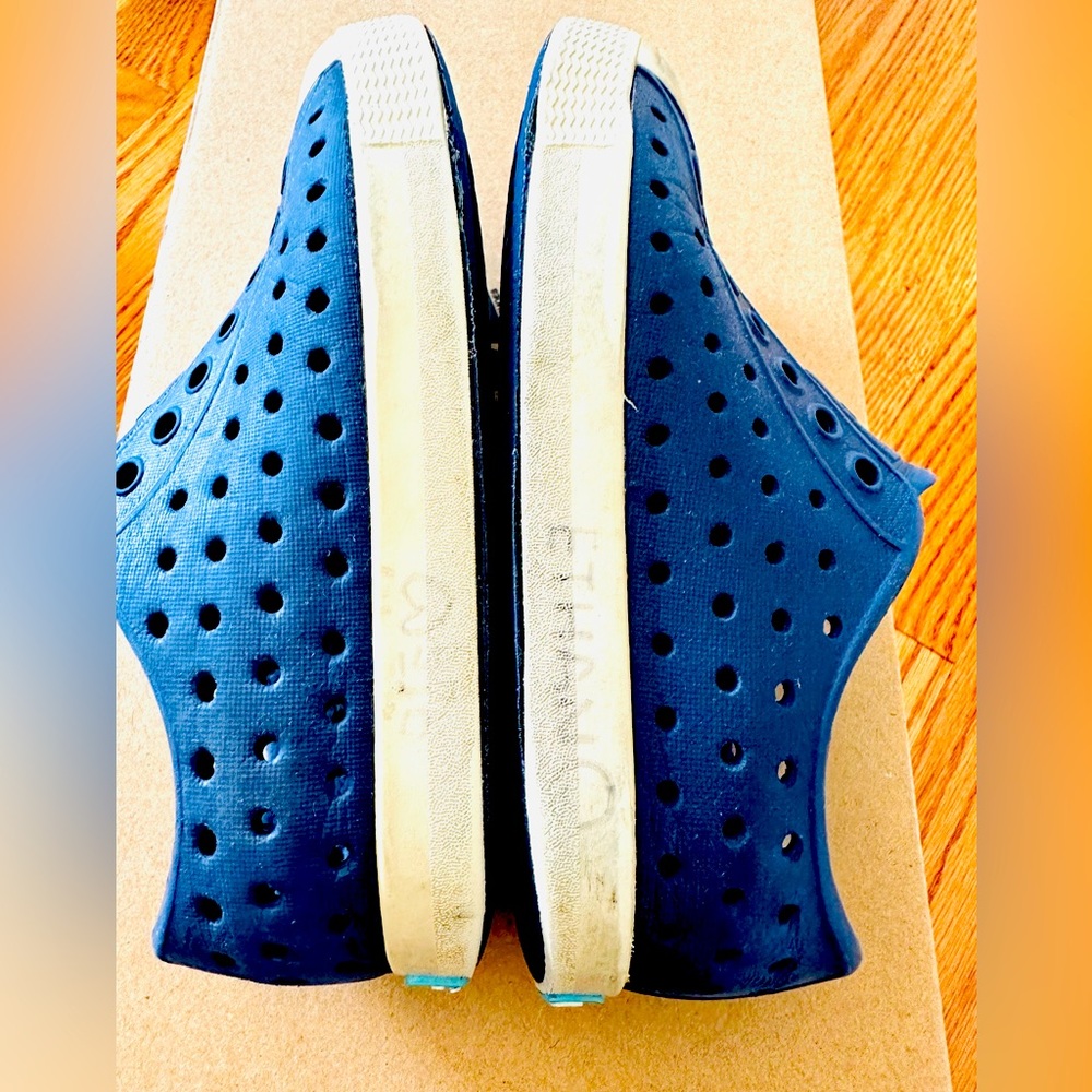 Native shoes size 9Navy blue